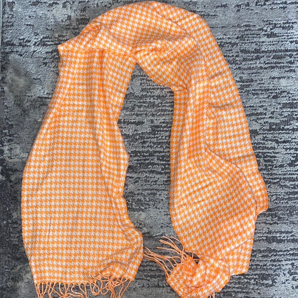 NWOT BRIGHT ORANGE HOUNDSTOOTH SCARF